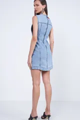 Minivestido negro de cuero sintético con corte ajustado, sin mangas y detalle de costuras verticales.