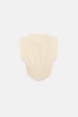 Top tipo corsetero color beige, confeccionado en algodón, con cuello redondo, manga sisa y bajo asimétrico con rib.