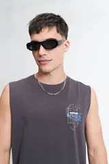 Musculosa de corte oversize color marrón, con escote redondo y estampa gráfica pequeña en el pecho.