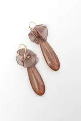 Par de aros colgantes de diseño alargado, con pieza superior de tela semitransparente fruncida en tono marrón y gran dije colgante de acrílico en forma de gota con efecto marmolado.