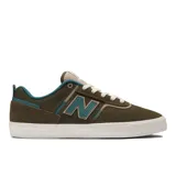 Championes de skate New Balance Numeric 306, modelo profesional de Jamie Foy, color verde militar con detalles en turquesa y suela blanca. Confeccionados con parte superior de gamuza y paneles de malla.