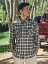 Camisa a cuadros verde, beige y azul marino, de manga larga con puños abotonados, cuello abotonado y dos bolsillos frontales con solapa.