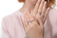 Anillo de plata 925 con circonias blancas y fucsia.