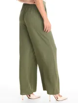 Pantalón palazzo de crepe, corte wide leg, con tiro alto, pinzas frontales y bolsillos funcionales. Presenta pretina lisa en la parte delantera y elástica en la parte posterior.