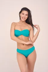 Conjunto de bikini azul eléctrico, compuesto por un corpiño con breteles finos y una bombacha vedetina.