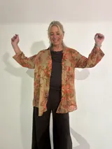 Sobrecamisa Carlota en tonos camel y chocolate, con estampado paisley y floral, de manga larga y cierre frontal con botones.