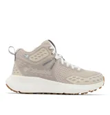 Bota de senderismo Columbia de altura media, color beige, con tecnología impermeable OutDry y sistema de amortiguación Omni-MAX. Presenta parte superior de malla técnica con superposiciones reforzadas, cierre de cordones con sistema Navic Fit y suela de goma con tracción Adapt Trax.