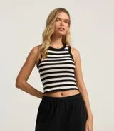 Musculosa corta de viscosa texturizada con estampado a rayas horizontales en blanco y negro.