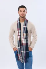 Bufanda de tejido suave con diseño de cuadros en tonos azul oscuro, bordó, blanco y beige, con terminación de flecos en los extremos.