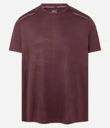 Remera deportiva de corte regular, confeccionada en tejido técnico con tecnología Dry para mayor transpirabilidad. Presenta cuello redondo, mangas cortas y detalles reflectantes y texturizados en los hombros.