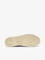 Zapatilla Autry Medalist Mule Low de cuero blanco con cordones y suela color crema.