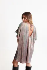 Vestido corto de poliéster color verde azulado, con escote en la espalda y tiras finas para ajustar.