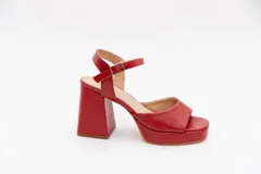 Sandalias de cuero negro con plataforma, taco ancho de 9 cm y tira ajustable al tobillo con hebilla metálica dorada.