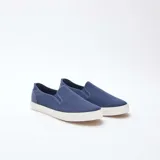 Zapatillas bajas sin cordones de malla azul con suela blanca.