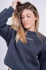 Buzo negro de corte holgado con la palabra 'GRAPHITE' estampada en blanco en el pecho.