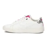 Championes urbanos Diadora modelo Set II, color blanco, con plataforma gruesa y cordones blancos. Presentan detalles en color fucsia en el interior y un patrón de cebra en el talón.