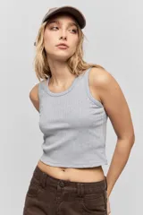 Musculosa de calce ajustado confeccionada en tejido acanalado, con escote redondo y detalle de puntilla en el escote y las sisas.