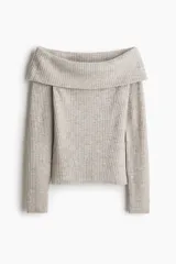 Top ajustado de punto acanalado color beige melange, de manga larga y escote vuelto tipo off-the-shoulder.