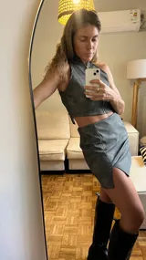 Minifalda gris con efecto vintage, tiro alto y abertura lateral.