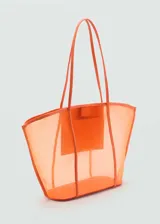 Bolso tipo shopper de diseño semitransparente en color naranja, con doble asa larga y cierre de botón magnético. Incluye un bolsillo interior.