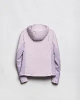 Campera entallada color lila, con capucha fija, cuello alto y cierre frontal completo. Presenta mangas largas y diseño de paneles curvos.