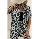 Conjunto de dos piezas compuesto por una camisa de manga corta con cuello italiano y cierre frontal de botones, y un short con cintura elástica y bolsillos laterales. Ambas prendas presentan un diseño estampado de animal print.