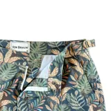 Short de baño Von Braun con estampado botánico de hojas en tonos verdes, marrones y azul oscuro. Cuenta con pretina fija, hebillas metálicas laterales para ajuste, cierre frontal con botón a presión, bolsillos laterales y bolsillo trasero.