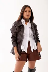 Campera de cuero color marrón oscuro, con cierre frontal, cuello clásico y diseño de corte recto.