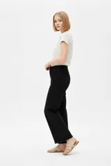 Pantalón jean blanco de corte ancho, tiro alto y diseño liso.