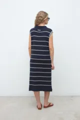 Vestido midi de punto azul marino con rayas horizontales blancas, sin mangas, con cuello polo y escote en V.