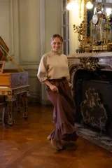 Falda larga de lino color chocolate, de corte amplio con volado en el ruedo que aporta movimiento y caída liviana.