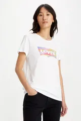 Remera blanca de algodón con logo de Levi's estampado en el frente con diseño de playa en colores pastel.