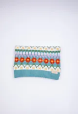 Bufanda tubular tejida con diseño geométrico de jacquard en tonos celeste, naranja, blanco, verde y lila.