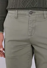 Pantalón chino gris oscuro de corte slim fit.