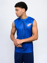 Musculosa de entrenamiento color azul, con diseño geométrico sutil en el tejido y escudo del Club Nacional de Football estampado en el pecho.