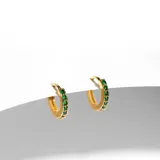 Par de aros argolla dorados con cristales verde esmeralda.