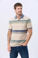 Remera polo de piqué con rayas horizontales en beige, verde, azul y gris. Cuello y puños en azul. Logo bordado en el pecho.