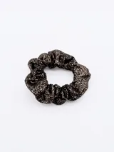 Scrunchie de tela negra con destellos dorados brillantes.