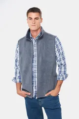 Chaleco deportivo rojo de polar con forro e interior en color azul combinado, cierre frontal y bolsillos delanteros con cierre metálico personalizado. Incluye dos bolsillos interiores con cierre y logo bordado en el pecho.