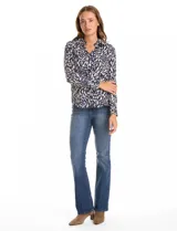Camisa de manga larga con cuello camisero y cierre frontal de botones. Presenta un estampado abstracto en tonos azul marino y beige.