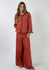 Pantalón de lino color ladrillo, de corte palazzo y tiro alto.