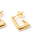 Aros dorados con forma de rectángulo abierto, con cierre de tuerca a presión.