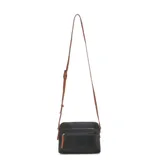 Cartera bandolera de diseño rectangular, color negro con detalles en color suela. Cuenta con un compartimento principal con cierre, un bolsillo frontal con cierre y correa larga ajustable en color suela.