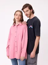 Camisa de manga larga con efecto lavado, corte oversize y cierre frontal con botones. Presenta cuello clásico y logo bordado en el pecho.