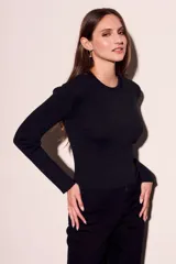 Top negro de lurex con cuello redondo y mangas largas.