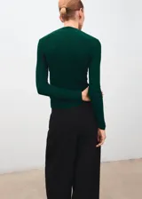 Jersey de punto en canalé, color verde oscuro, con cuello perkins, diseño entallado y manga larga.