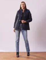 Campera capitoneada azul marino con capucha desmontable, cierre frontal con botones a presión y bolsillos laterales con cierre.