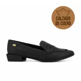 Zapato tipo mocasín de cuero negro con taco bajo cuadrado y detalle de aplique metálico dorado en el lateral.