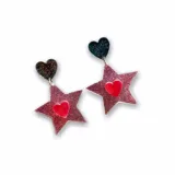 Par de aros colgantes con forma de estrella rosa brillante y corazón rojo en el centro. La parte superior es un corazón negro brillante.
