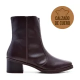 Bota corta de cuero color marrón con taco bloque y punta cuadrada. Presenta costuras decorativas en contraste y cierre lateral.